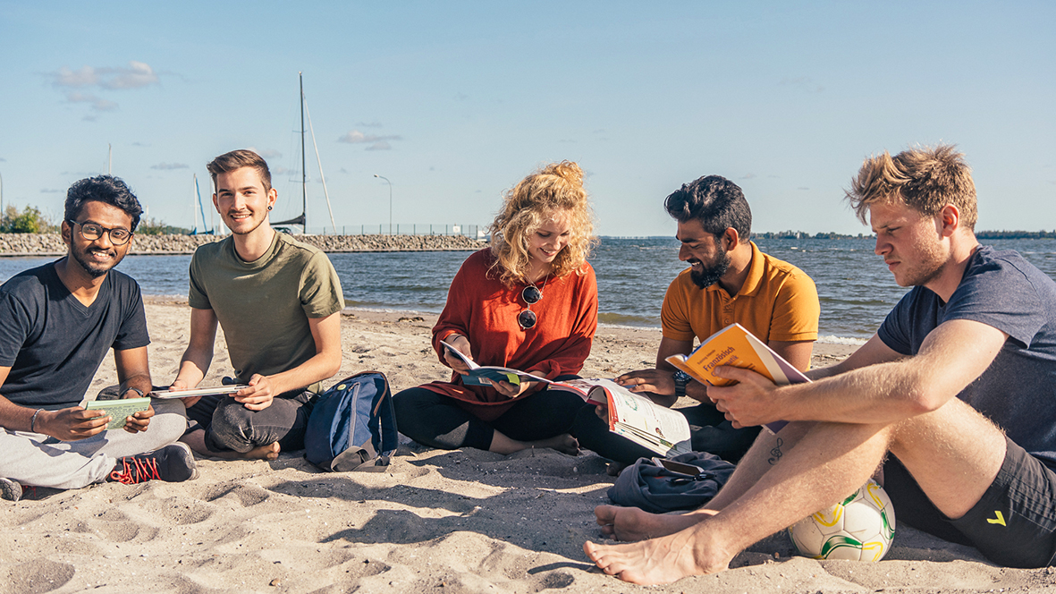 Studierende am Stralsunder Strand