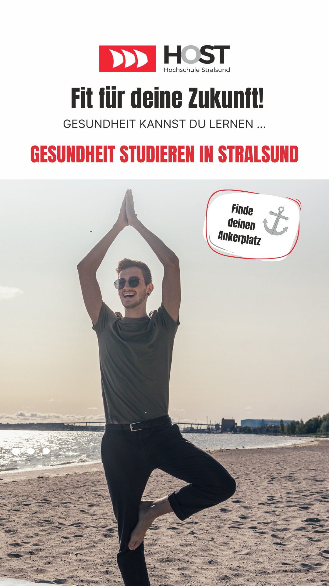 Anzeige: Ein Student macht Yoga am Strandbad, ganz in der Nähe des Campus.