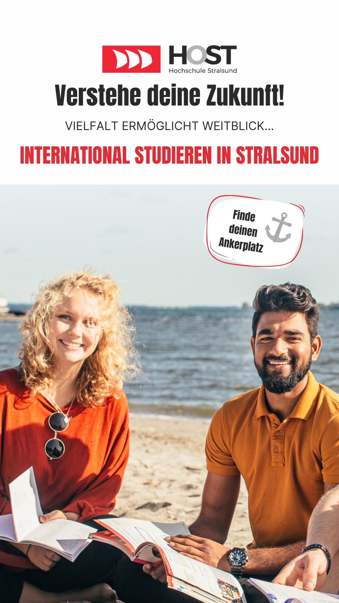 Zwei Studenten, weiblich und männlich, sitzen am Strand in der Nähe des Campus und lernen für die nächste Prüfung.