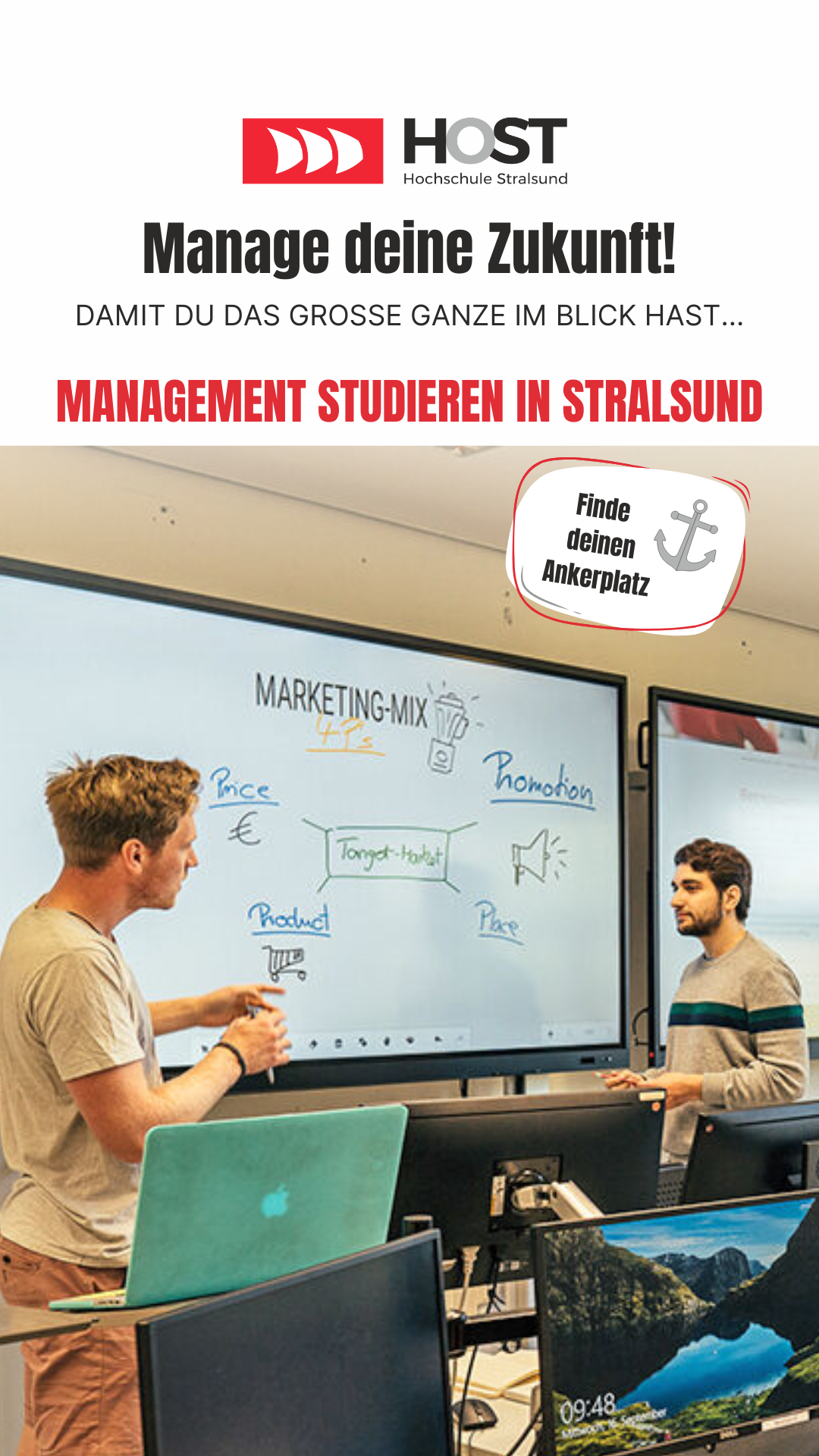 Anzeige: Zwei Studenten stehen vorm Whiteboard und erklären anderen Studierende die Grafik am Whiteboard.