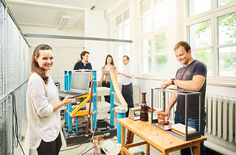 Studierende im E-Technik-Labor, welche Experimente an Versuchsobjekten durchführen