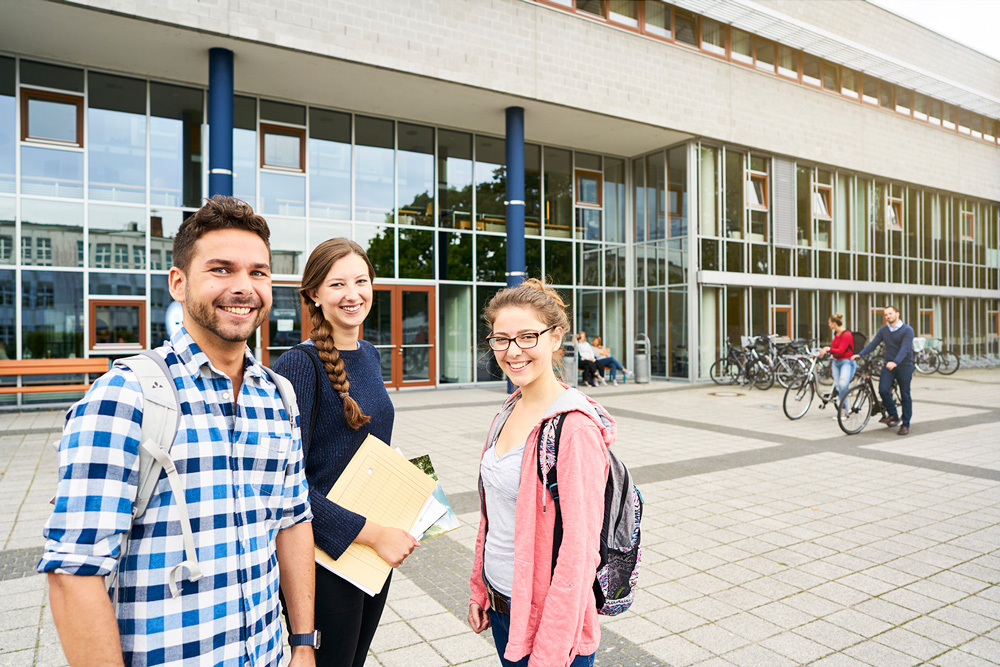 Studierende auf dem Weg zur Fakultät für Maschienenbau 