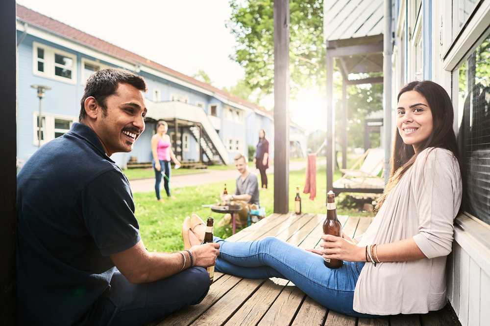 internationale Studierende beim Grillen und Federballspielen im Campuswohnheim Holzhausen