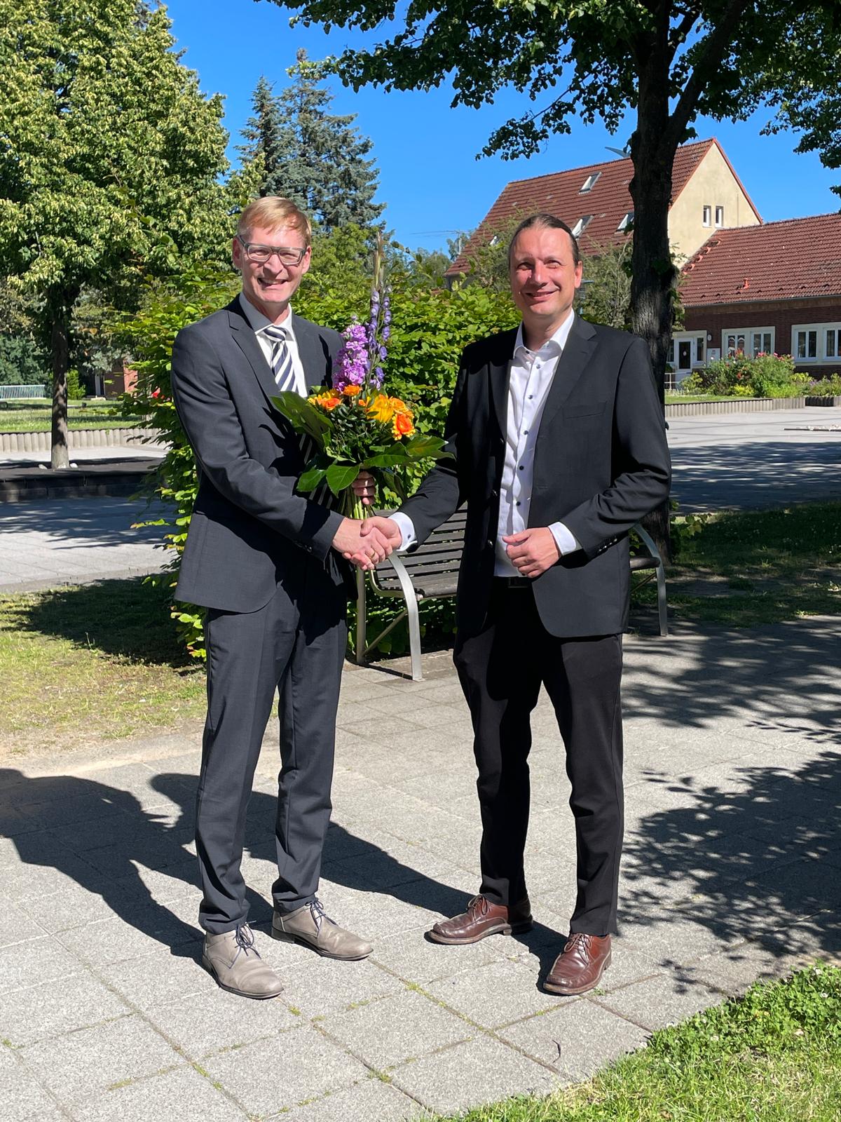 Prof. Mark Vehse gratuliert dem neunen Rektor Prof. Dr. Dirk Engel