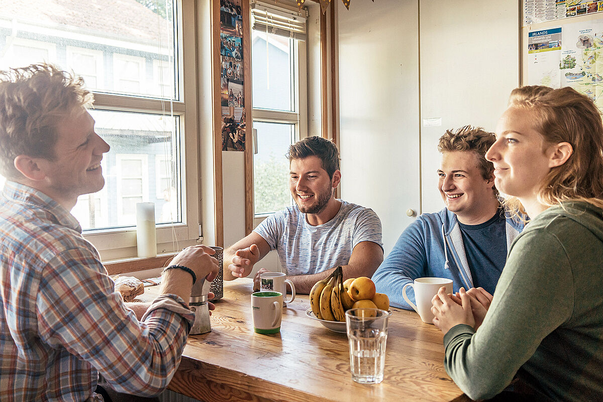 Studierende treffen sich in einer Wohnung in Holzhausen