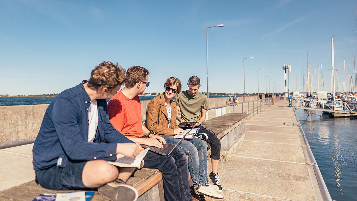 Studierende am Stralsunder Hafen