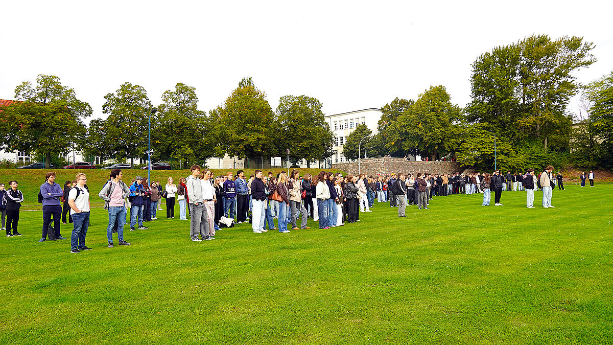 Unseren neuen Studierenden bei der Eröffnung auf dem Sportplatz