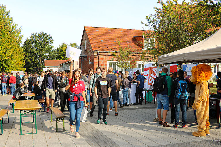 Gruppenfindung auf dem Mensa-Vorplatz