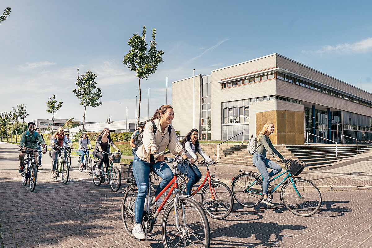 Unsere Student*innen legen viele Alltagswege klimafreundlich mit dem Fahrrad zurück.