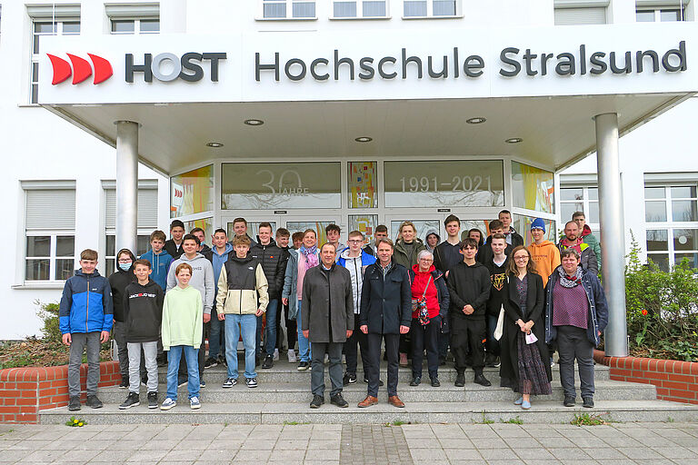 Die Teilnehmer*innen des deutsch-polnischen Solarboot-Workshops an der HOST 2022. 