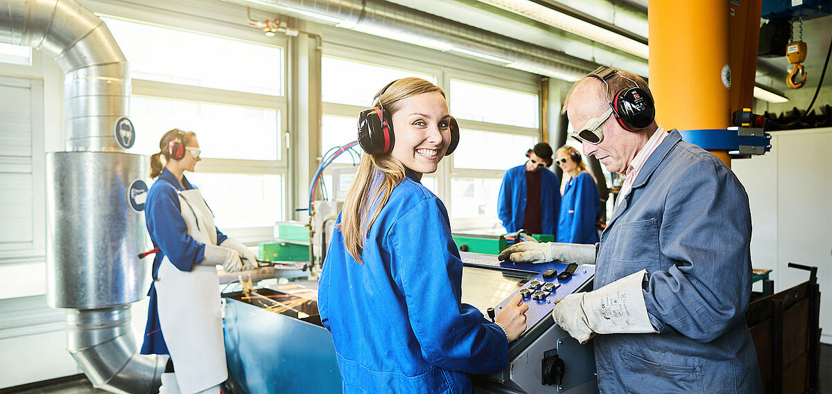 Studenten und Dozent im Labor