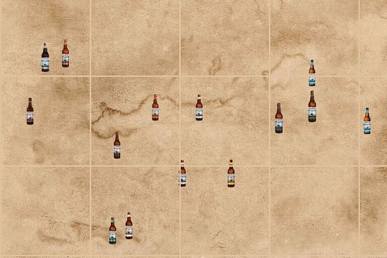 Mehrere Bierflaschen sind über eine vermeintliche Karte (eigentlich nur altes Papier mit Wasserflecken) in einem Raster verteilt.
