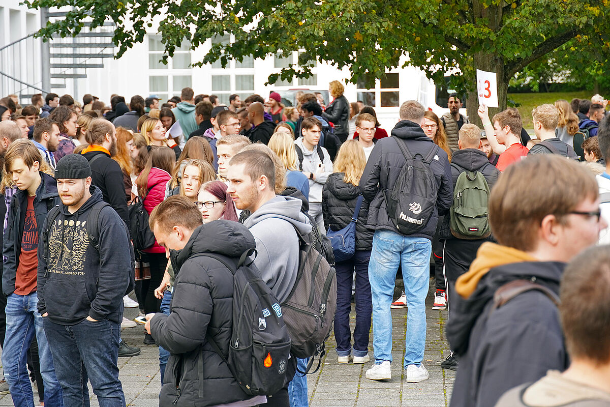 Studierende auf dem Campus