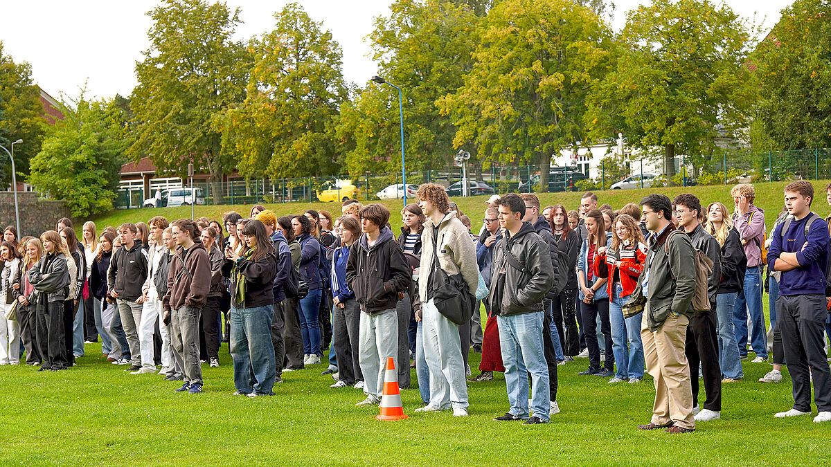 Unseren neuen Studierenden bei der Eröffnung auf dem Sportplatz
