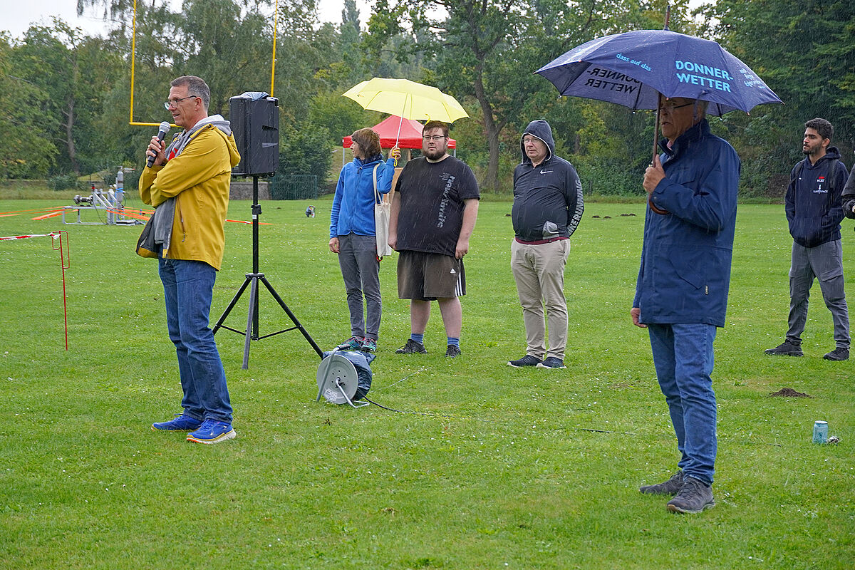 Begrüßung durch den Rektor auf dem Sportplatz 