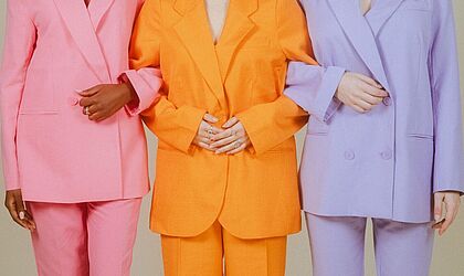 Ein Symbolbild dreier Frauen in der Halbansicht in Businesskleidung