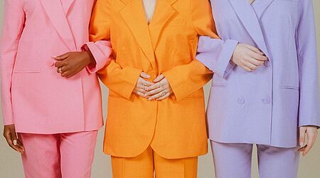 Ein Symbolbild dreier Frauen in der Halbansicht in Businesskleidung