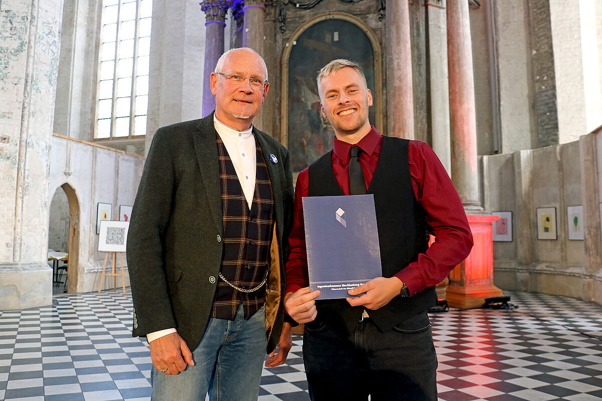 Preisträger Lukas und Ingenieurkammer-Vertreter bei der Urkundenübergabe