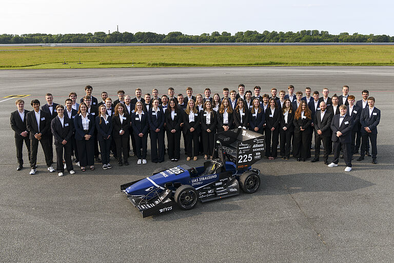 Das gesamte Baltic Racing Team und ihr Rennwagen
