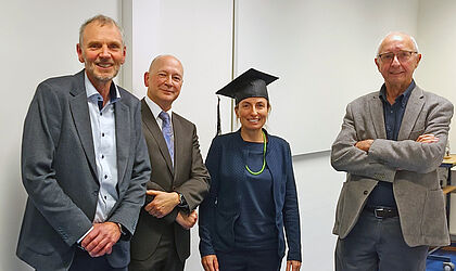 Zu sehen sind die Doktorandin und Frau Dr. Marx und die drei Betreuer der Hochschule Stralsund und der UNI Rostock.