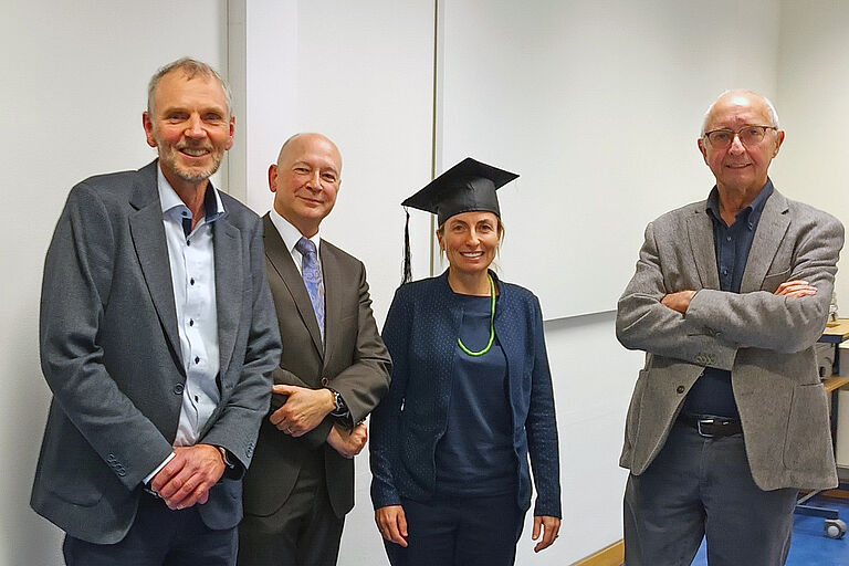 Zu sehen sind die Doktorandin und Frau Dr. Marx und die drei Betreuer der Hochschule Stralsund und der UNI Rostock.