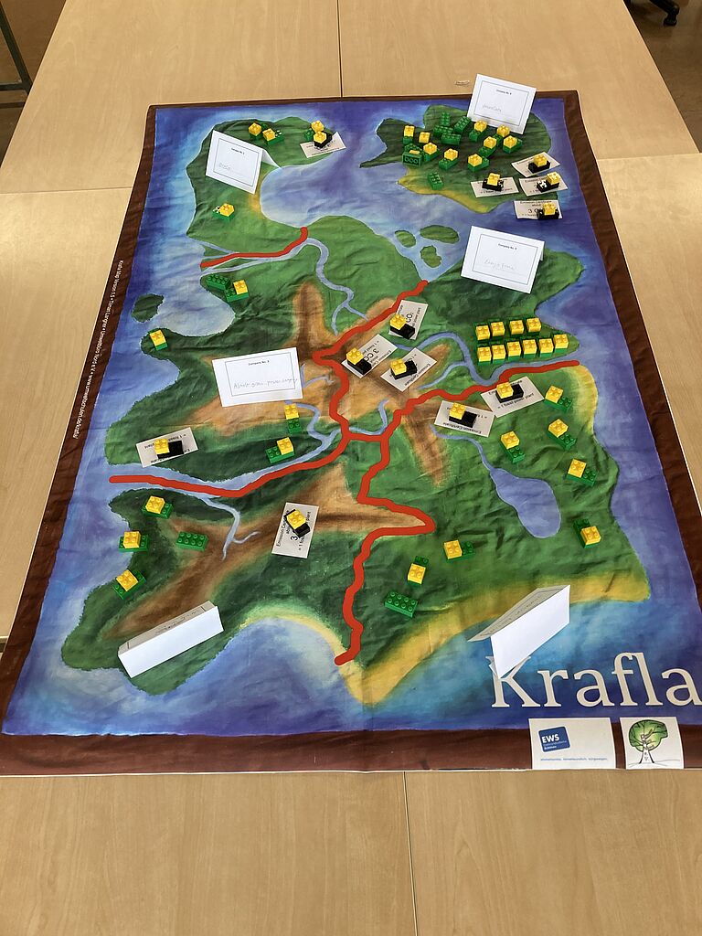 Ein Brettspiel mit dem Namen Krafla liegt auf einer Tischfläche.