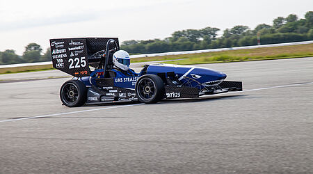 Rennwagen TY25 auf der Rennstrecke