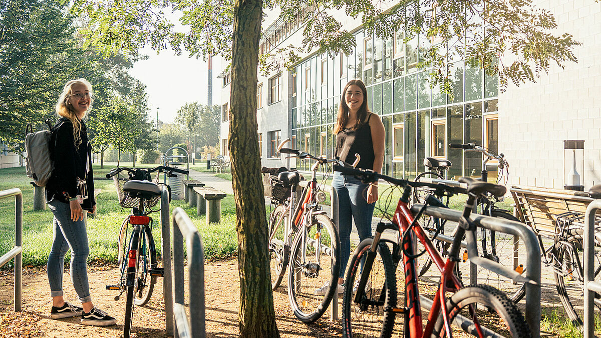 Studentinnen vor der Fakultät für Wirtschaft