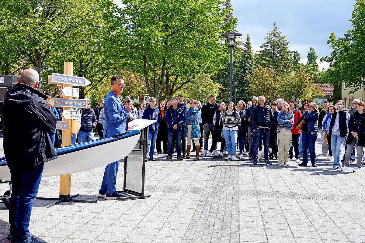 Begrüßung auf dem Mensavorplatz durch den Rektor der Hochschule Stralsund