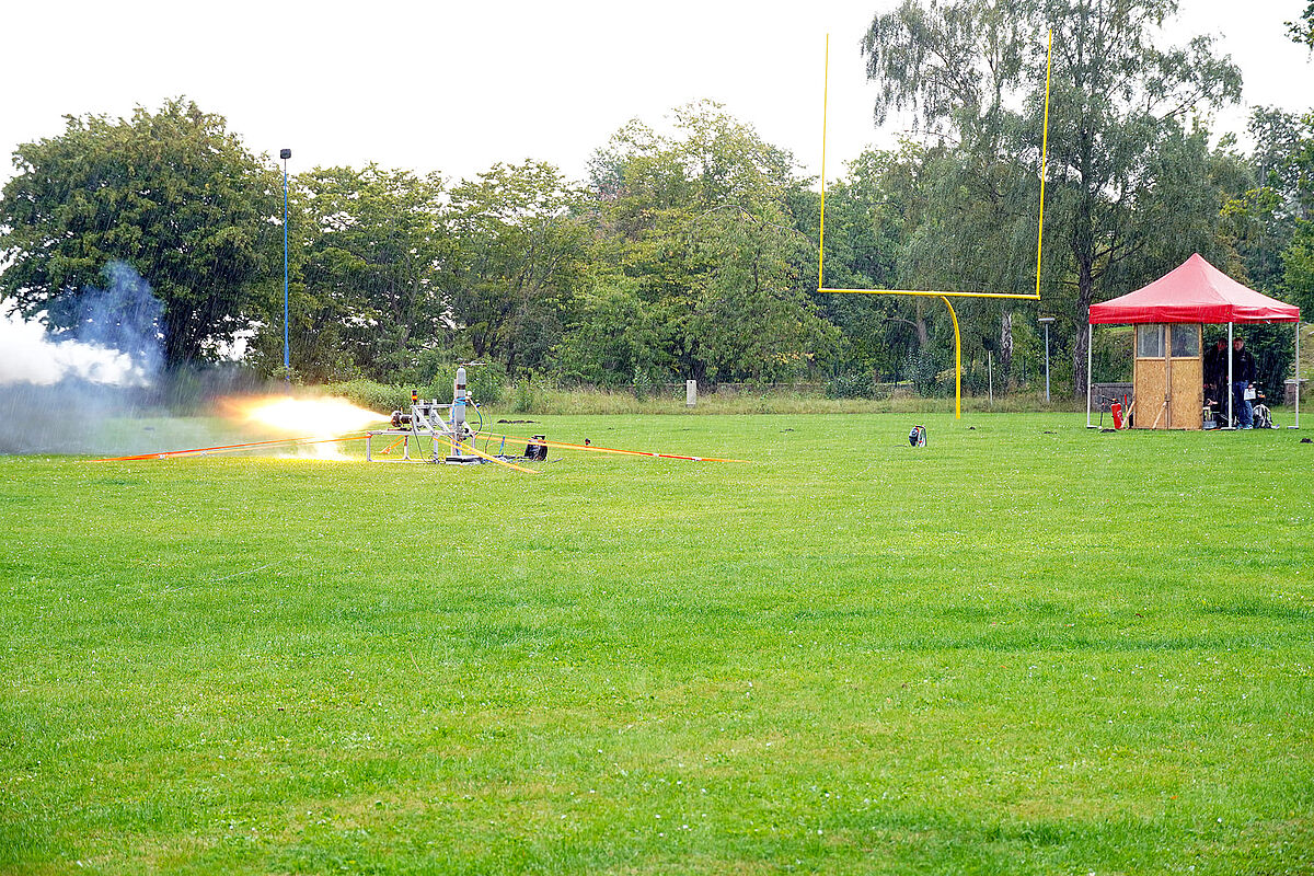 Triebwerkstest auf dem Sportplatz