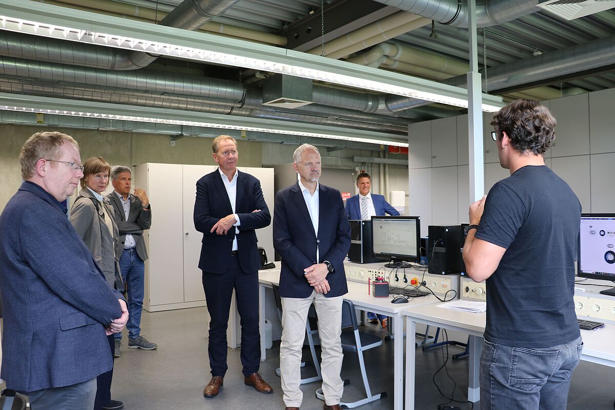 Der litauische Botschafter Giedrius Puodžiūnas (Mitte, r.) besucht mit Staatssekretär Heiko Miraß die Fakultät für Maschinenbau, das Labor für Steuerungs- und Regelungstechnik