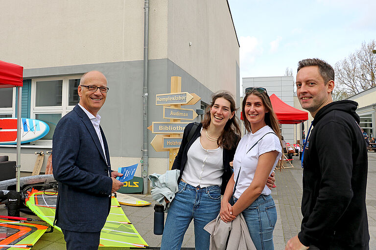 Prof. Auerbach im Gespräch mit studierenden und Mitarbeiter Benjamin Clausius