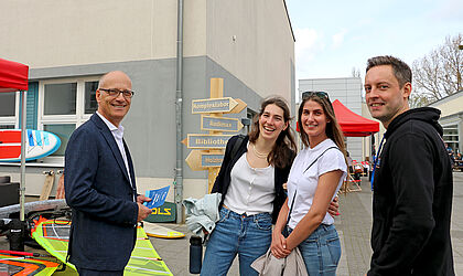 Prof. Auerbach im Gespräch mit studierenden und Mitarbeiter Benjamin Clausius