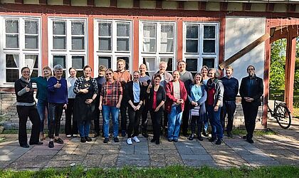 Gruppenbild vor einem Gebäude, lächelnde Menschen unterschiedlicher Alter: Der Energierat