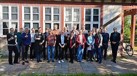 Gruppenbild vor einem Gebäude, lächelnde Menschen unterschiedlicher Alter: Der Energierat