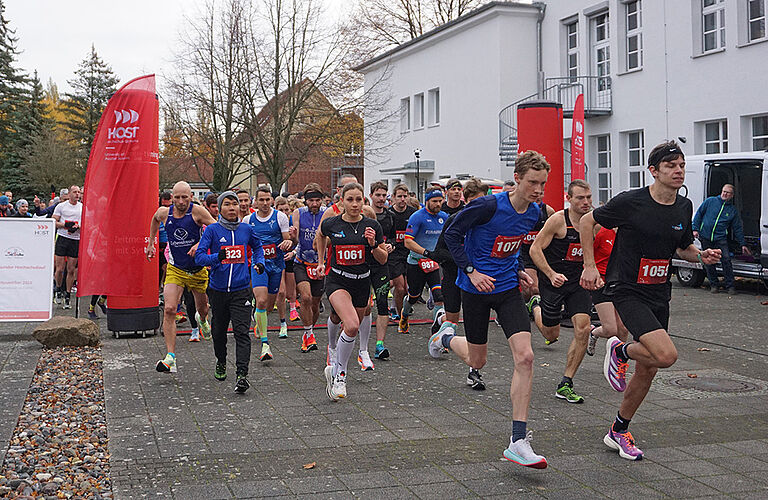 eine vielzahl von männlichen und weiblichen Joggern, unterschiedlichen Alters, an der Startlinie zum 29. Hochschullauf, auf dem Mensavorplatz
