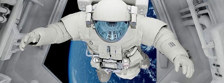 Bild eines klassischen Astronautenanzugs - schwerelos, im Hintergrund die Erde. 