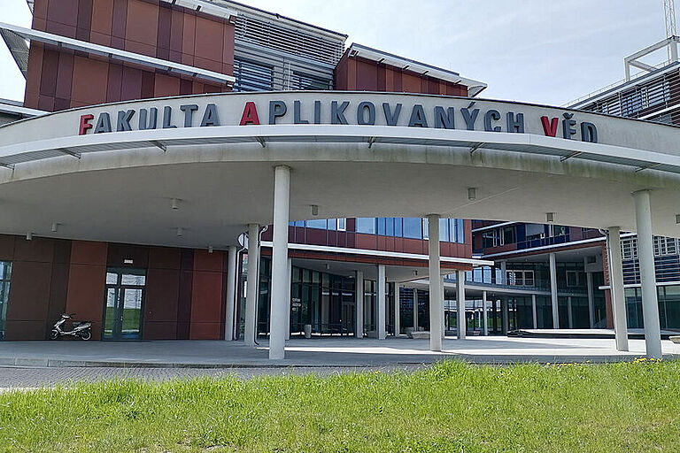 überdachter Eingangsbereich eines Campusgebäudes der University of West Bohemia in Pilsen