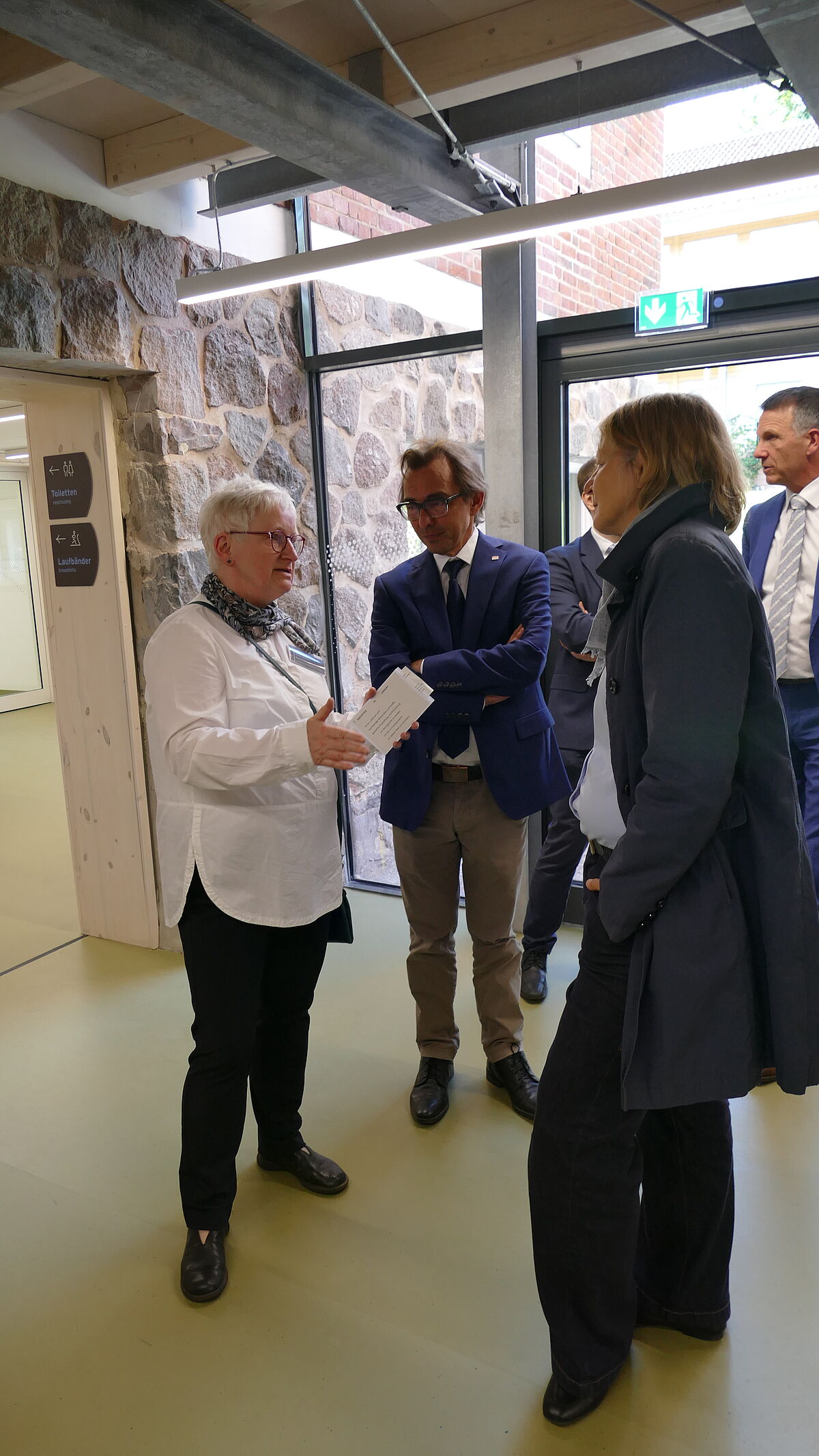 Andrea Glöckner - Leiterin der Hochschulbibliothek bei der Führung durch die Hochschulbibliothek