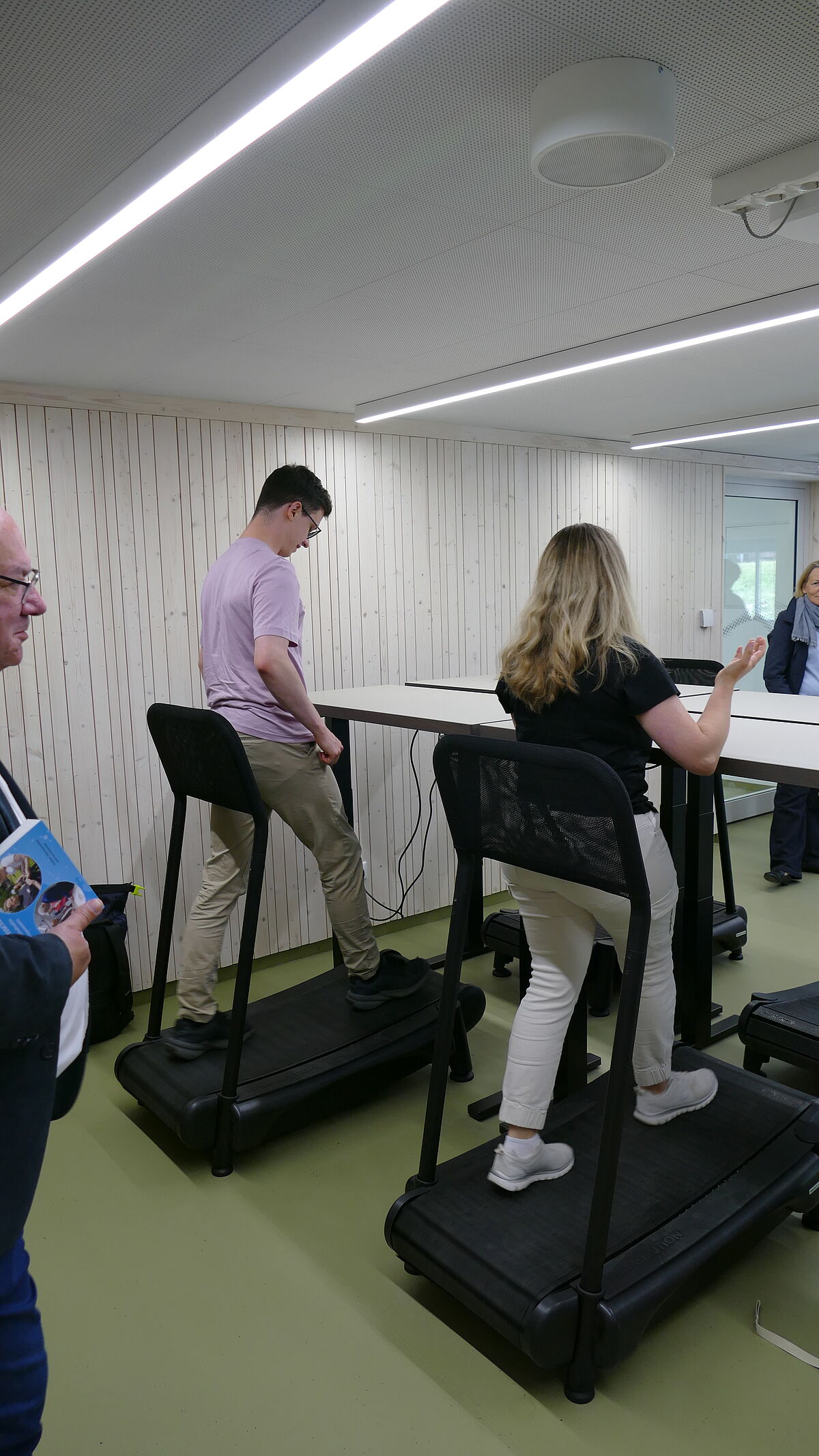 Studierende probieren die neuen Wallking Pads aus