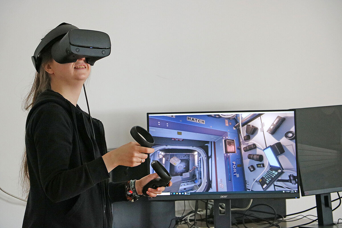 Eine Studieninteressierte mit einer Virtual Reality Brille