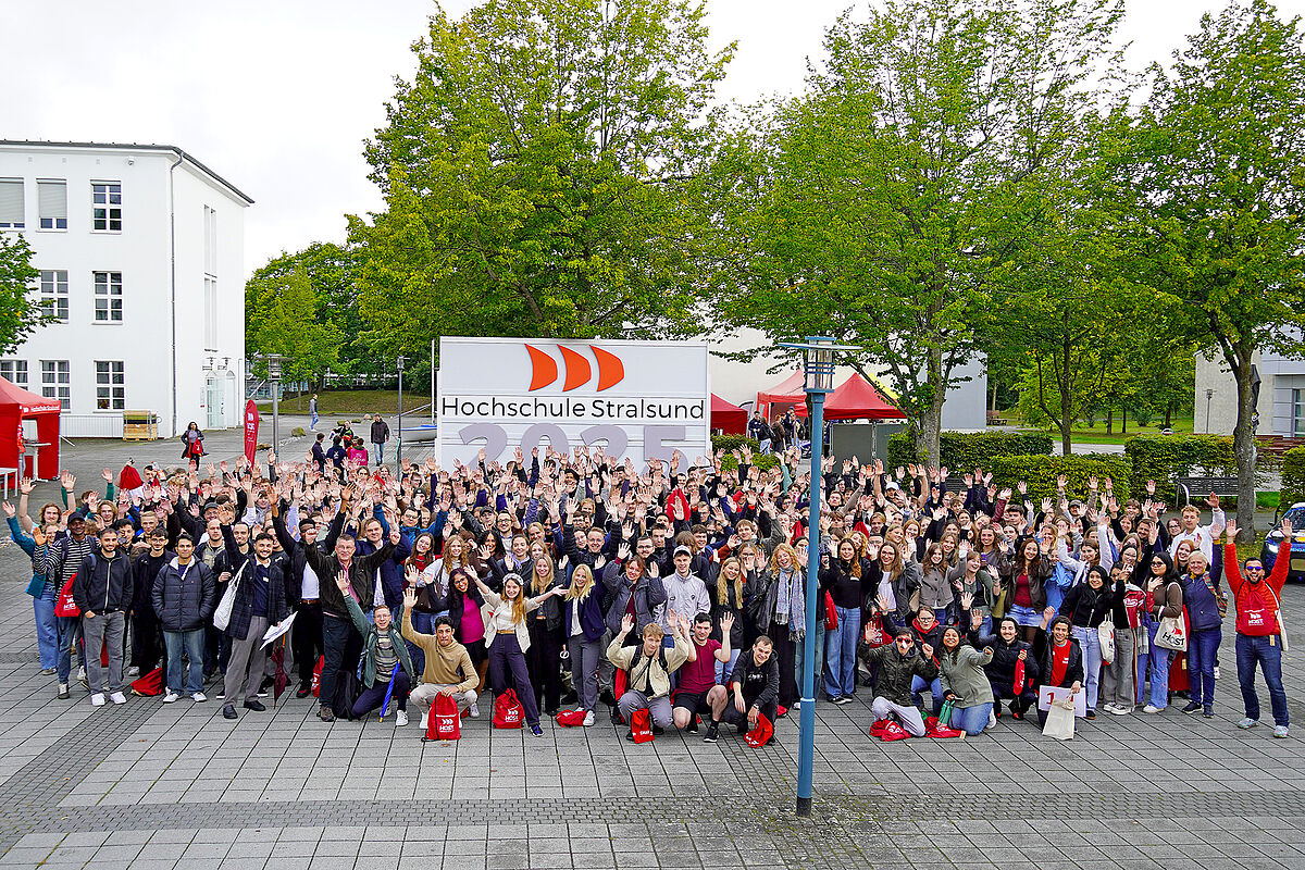 Gruppenfoto vor dem Holzschild mit der Jahreszahl 2025