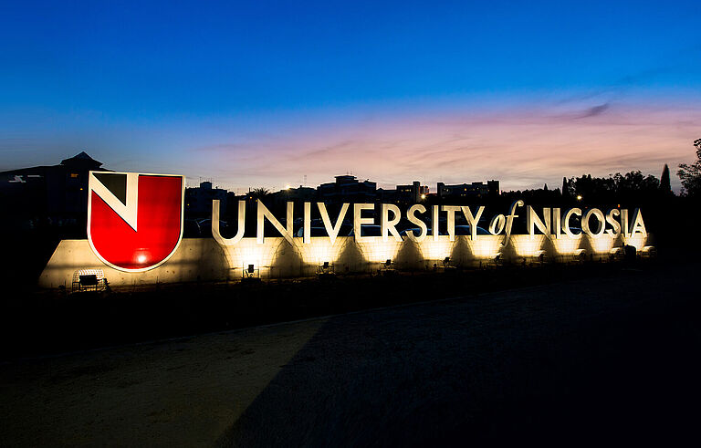 Beleuchteter Nicosia-Schriftzug bei Nacht