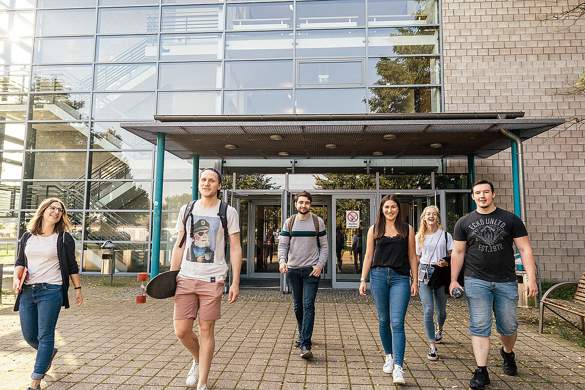 Students on the campus of the Stralsund University of Applied Sciences