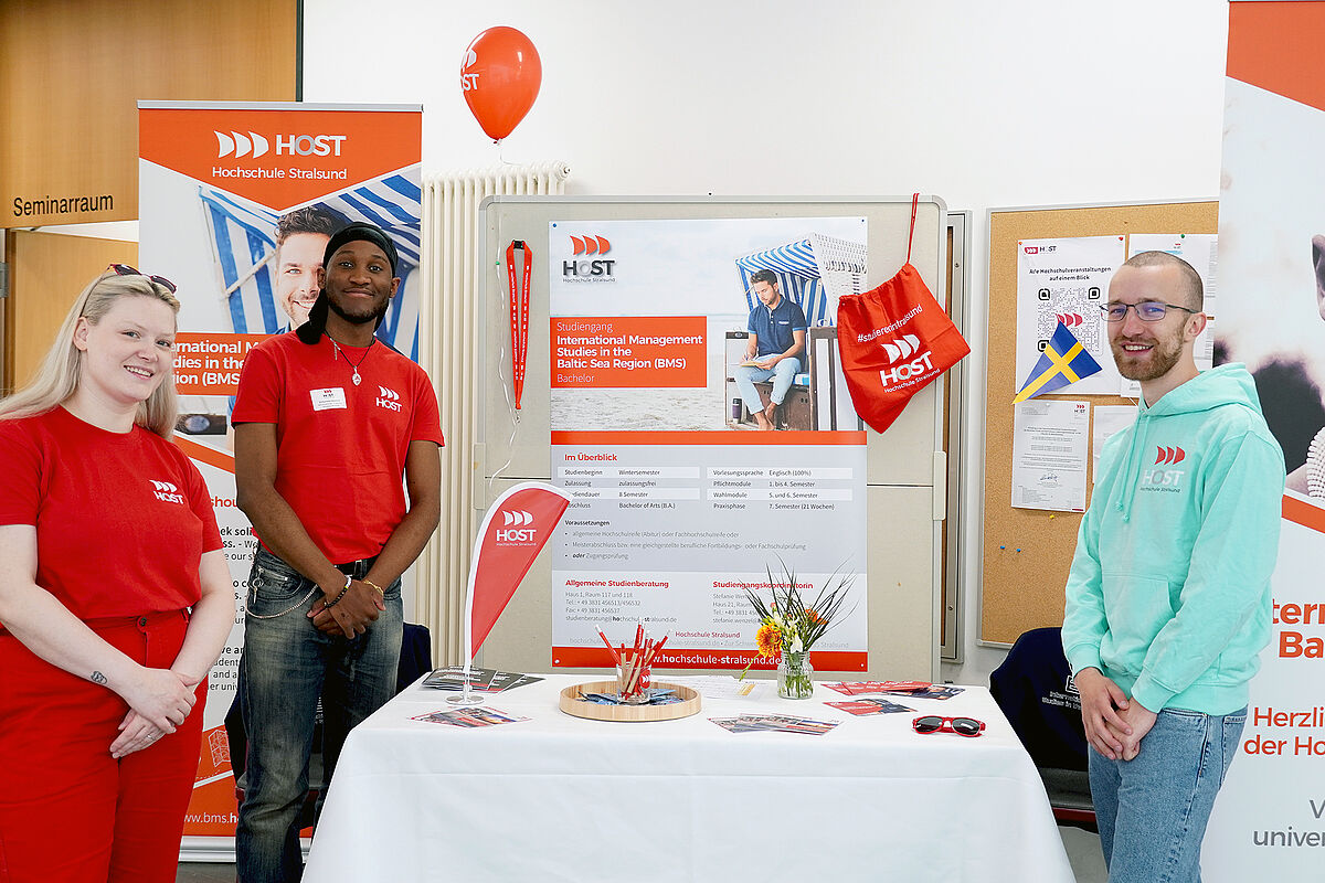 Fleißige Studierende vor einem Infostand