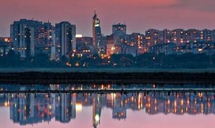 eine Skyline einer Stadt in einer rosefarbenen Abendstimmung 