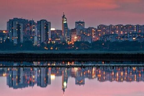 eine Skyline einer Stadt in einer rosefarbenen Abendstimmung 