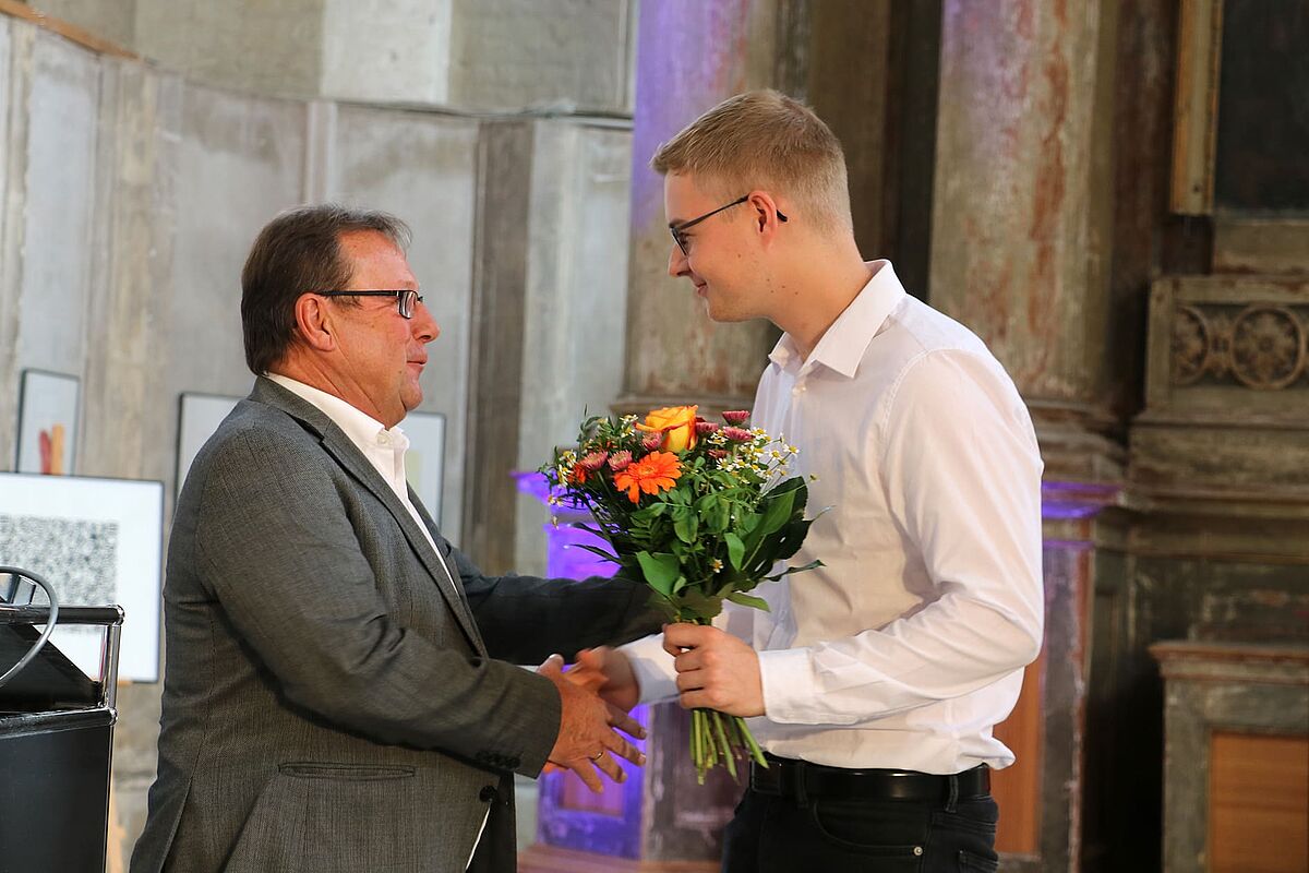 Preisträger Jannik und Vorstizender des Fördervereins bei der Urkundenübergabe