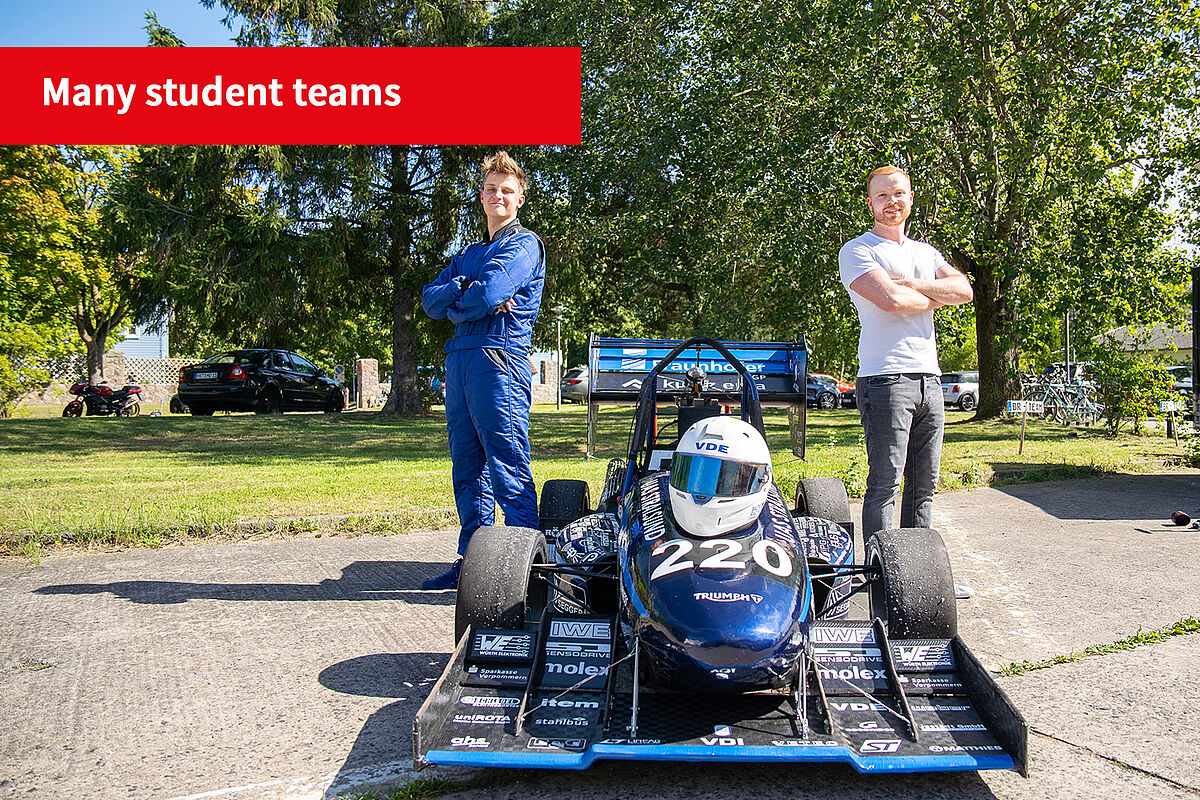 zwei Jungs stehen um das selbstgebaute Baltic Racing Autos