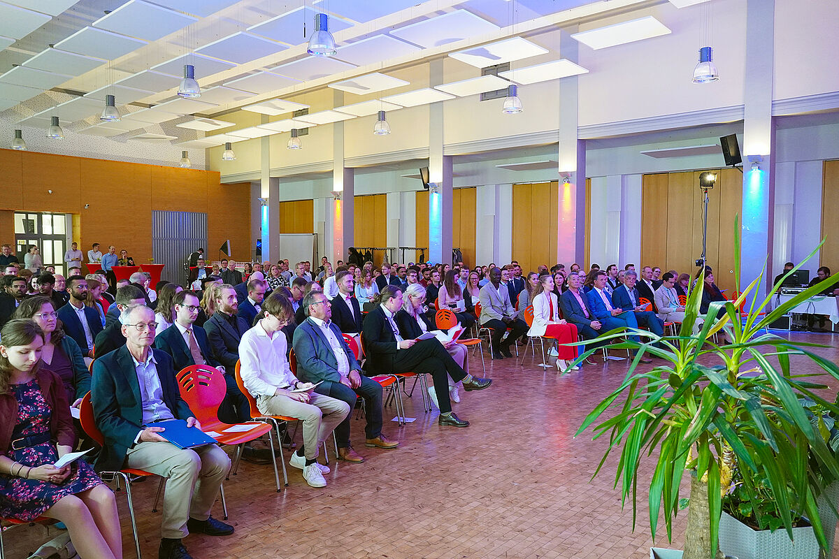Festgemeinde bei der Eröffnung im Audimax